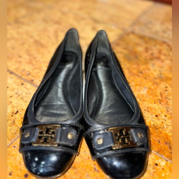 Tory Burch Clines Ballet Flats Shoes  Patent Black Leather Golden Logo Women 8.5 - Picture 1 of 8